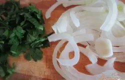 Петрушку и лук нарезать .