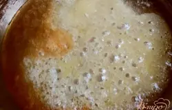 Приготовитиь карамельный соус: сахар и масло растопить на сковородке, не мешая, а только потряхивая сковородку.
