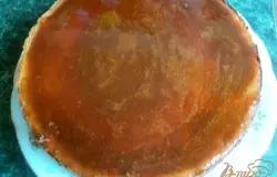 Вылить карамельный соус на чизкейк и распределить по поверхности. Поставить в холодильник на 30 мин для застывания соуса.