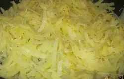 Картофель почистить, нарезать очень тоненько соломкой, а лучше натереть на терке для корейской морковки. Обжарить на разогретом растительном масле до зарумянивания. Получится тоненький картофель-фри. Немного присолить.