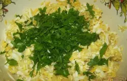 Все ингредиенты (картофель, яйца, сыр, зелень), кроме огурцов, аккуратно смешать.