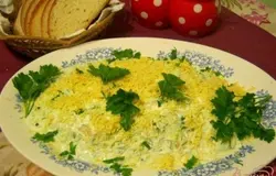 Готово! Готовый салат украсить по своему вкусу.