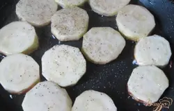 Разогреть сковороду, добавить подсолнечное масло, выложить аккуратно кабачки, посолить поперчить, посыпать специями.
