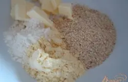 Для приготовления крошки отмерить все сухие продукты, добавить кусочки мягкого сливочного масла и размять (размешать) все до образования крошки.