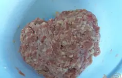 Фарш я приготовила сама из свиного и куриного мяса. Прокручивая мясо, добавила сыр. Фарш посолить, поперчить и добавить любимые специи.Картофель отварить в мундире, остудить и очистить и порезать кружочками.