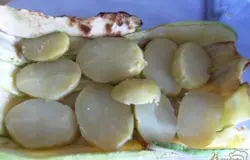 Затем кружочки картофеля.