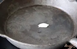 Сковороду (чугунок) натереть чесноком.
