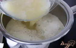 Готовое яблочное пюре добавить к бульону с рисом. Довести до кипения, добавить куриные кусочки,