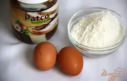 Вот наши продукты. Оставляем на столе на 20-30 мин., до комн.тем-ры.Можно использовать любую шоколадную пасту. У меня была вот такая полосатенькая.