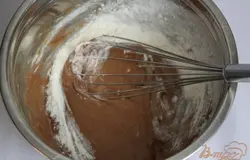 Смешать венчиком яйца, шоколадную пасту и муку. Масса получается несколько тугая, но это норма!