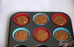 Распределить тесто по силиконовым формочкам.