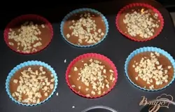 Можно посыпать дроблёными орешками. Выпекаем в разогретой до 180*С духовке минут 10-15. УсЁ!