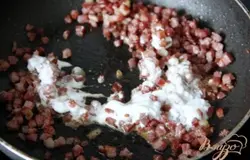 Бекон нарезать кубиками/полосками и обжарить на сковороде, в конце добавить сметану.