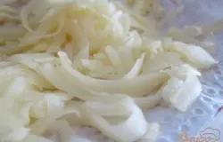 Картофель натереть тонко, промыть в холодной воде. Воду слить , а картофель просушить бумажным полотенцем.