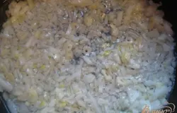 На сковороде разогреть масло, выложить чеснок и лук, готовить до прозрачного состояния.