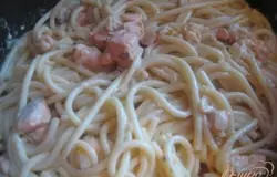 Добавьте в сковороду к рыбе и креветкам, перемешайте.