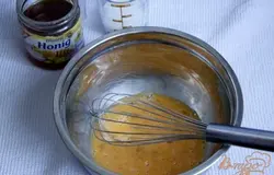 Все продукты - комнатной тем-ры! 2 яйца взбить слегка венчиком. Добавить сахар и жидкий мёд. Взбивать 3 мин. Смесь должна стать светло-жёлтого цвета и немного гуще.