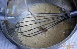Добавить в яично-медовую смесь, смешать.