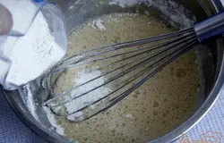 Добавить просеянную муку. Размешать тесто до однородности.