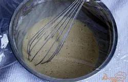 Накрыть плёнкой и оставить на 30 мин. Проверить густоту теста: оно должно стекать с венчика, если нужно добавить 1-3 ст.л. воды.