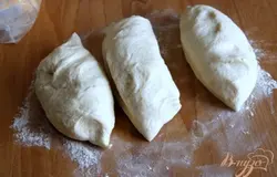 Тесто обмять и разделить на 3 равные части.