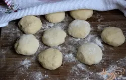 Тесто накрыть пленкой и дать ему увеличиться в объеме в 2 раза.