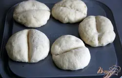 Противень смазать растительным маслом, аккуратно переложить на него заготовки-булочки.