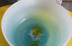 1. В тёплу. воду добавить соль, алкоголь, 1 ст.л. оливкового масла