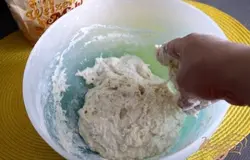 2. Постепенно добавлять муку до получения мягкого эластичного теста.