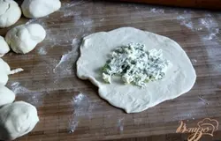 Каждый шарик теста раскатать в тонкую лепёшку и смазать внутри начинкой (1 ч.л.)