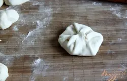 Поднять края и защепить их к центру, как мешочек.