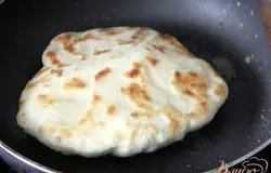 Сковороду хорошо разогреть, смазать оливковым маслом и обжарить питы с двух сторон до румяности на среднем огне.