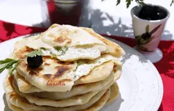 Подавать горячими. Очень вкусно с маслинами, к лёгким летним супам вместо хлеба или со сметаной, на завтрак.