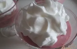 Аккуратно переложить верхушки в креманки.