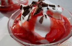 Готово! Полить клубничным соусом и посыпать (по желанию) тертым шоколадом.