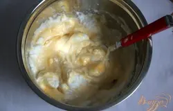 5. В это время аккуратно смешать белковую  мясу и яичное тесто лопаточкой, снизу вверх.