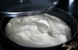 6. выкладываем равномерно половину  массы на яблоки (1я порция) и накрываем крышкой.На среднем огне зажарить блинчик до золотистого цвета.
