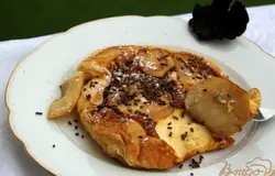 Готово! Аккуратно рахорвать омлет на кусочки с помощью лопатки.Подавать горячим, посыпав сахарной пудрой, с шариком мороженого, с ягодным сиропом, чего душа пожелает.Приятного аппетита!