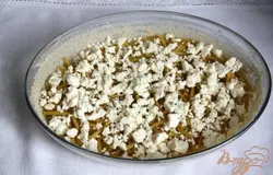раскрошить сверху фету