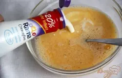 Добавить  сливки (нежирные). Залить запеканку.
