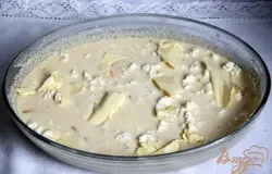 Сверху порезать кусочками сливочное масло и равномерно распределить