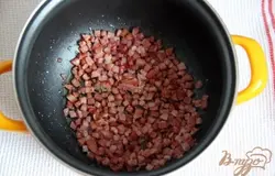 Предварительный этап: картофель очистить и нарезать кусочками, лук и морковь очистить , лук- нарезать кубиком или полукольцами, морковь - натереть на тёрке, грудинку (можно с салом) - нарезать мелким кубиком.Нагреть в сотейнике масло и поджарить в нём грудику (шпиг),