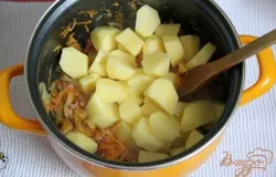 Добавить нарезанный картофель, соль и перец по вкусу, и обжарить всё ещё 5-7 минут на среднем огне.