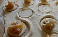 Положить начинку.