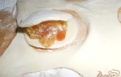 Накрыть сверху другим кружочком и залепить края.