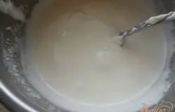 Затем достать и сверху на горячий пирог вылить сливки и выпекать еще 5-7 минут.