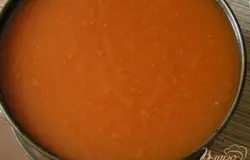 Достать торт из холодильника, вылить желе. Убрать внова в холодильник до подачи (лучше оставить на ночь, чтобы крем-мусс схватился)