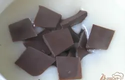 А пока приготовить крем-мусс. Из воды и манки сварить кашу. Добавить сахар, перемешать, затем поломанный на кусочки шоколад, перемешать до однородности.