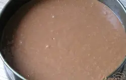 Выложить шоколадно-манный крем-мусс. Накрыть вторым коржом, слегка вдавить. Убрать в холодильник до использования.