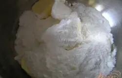 Приготовить цветной бисквит. ***Но для начала нужно сделать необходимые заготовки. Отрезать подходящий кусок пергаментной бумаги, чтобы она покрывала все дно противня для выпечки бисквита и чуть закрывала его боковины (у меня форма "кирпичик", так совпало, что ширина и длина дна формы как раз подходит по высоте и длинне окружности для 1 пирожного) . Измерить высоту Вашей формы для пирожного и длину окружности, чтобы она уместилась по длине противня.*** Взбить сливочное масло с сахарной пудрой и ванилином,